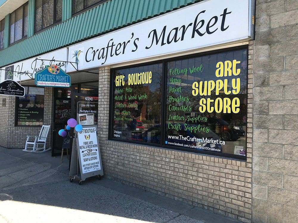 A store front with a sign that says " crafter 's market ".